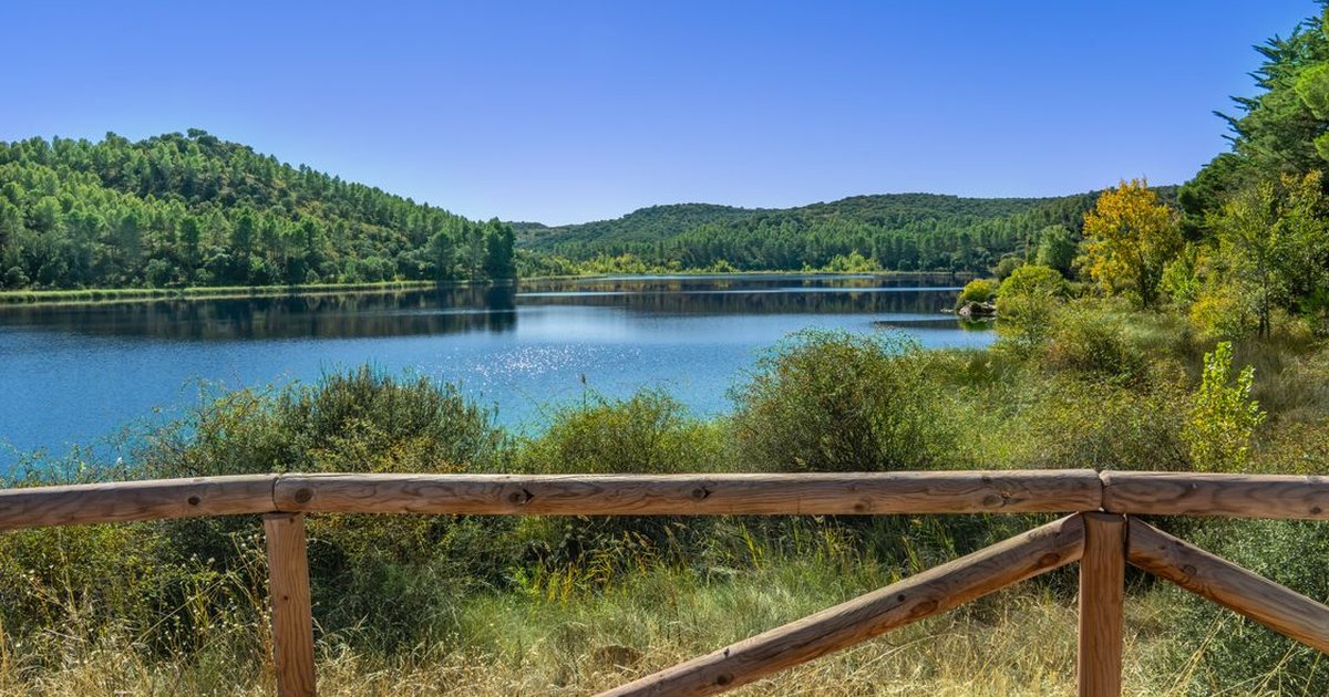 Carpista junto al embalse de Buendía, Cuenca, con licencia de pesca de Castilla-La Mancha